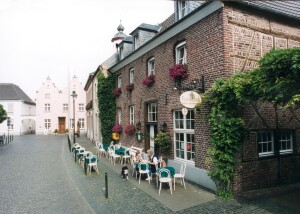 Vorne rechts: Das Flachhaus. Hinten im rosa-farbenen Gebäude befindet sich das Touristik- und Informationszentrum 'Haus Püllen'